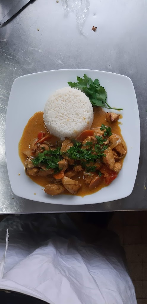 Émincé de poulet au curry et riz