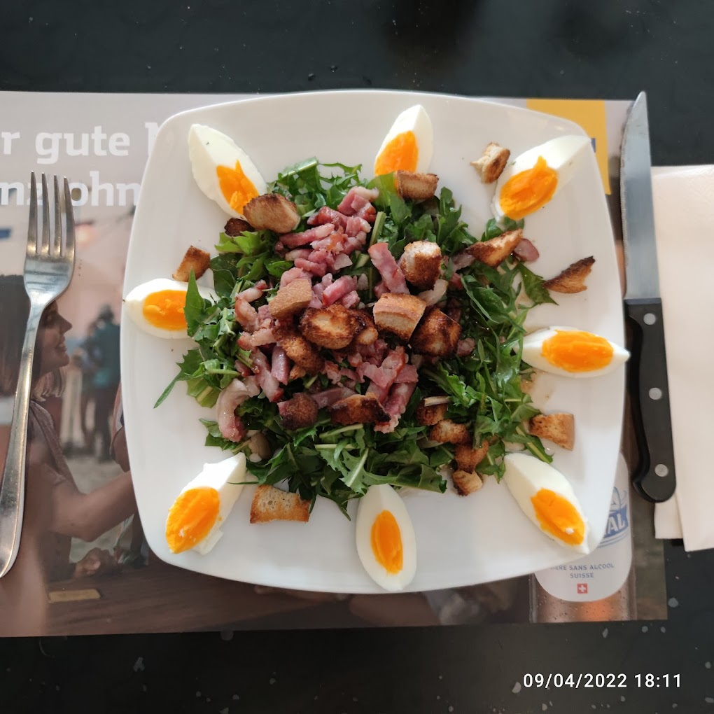 Salade aux œufs, lardons et croûtons