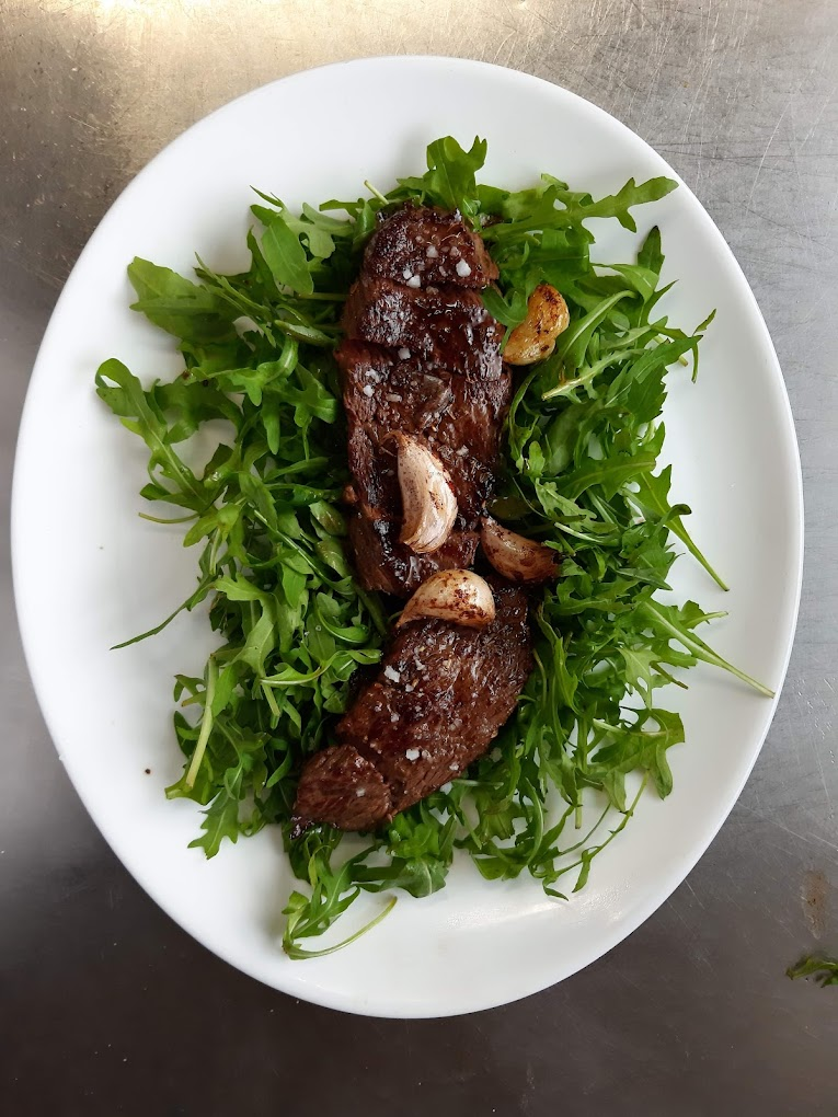 Steak de bœuf sur lit de roquette