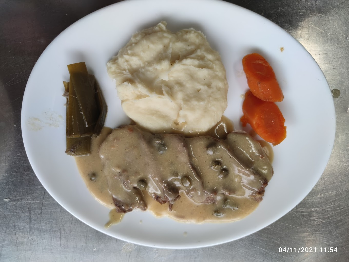 Viande sauce moutarde, purée, légumes