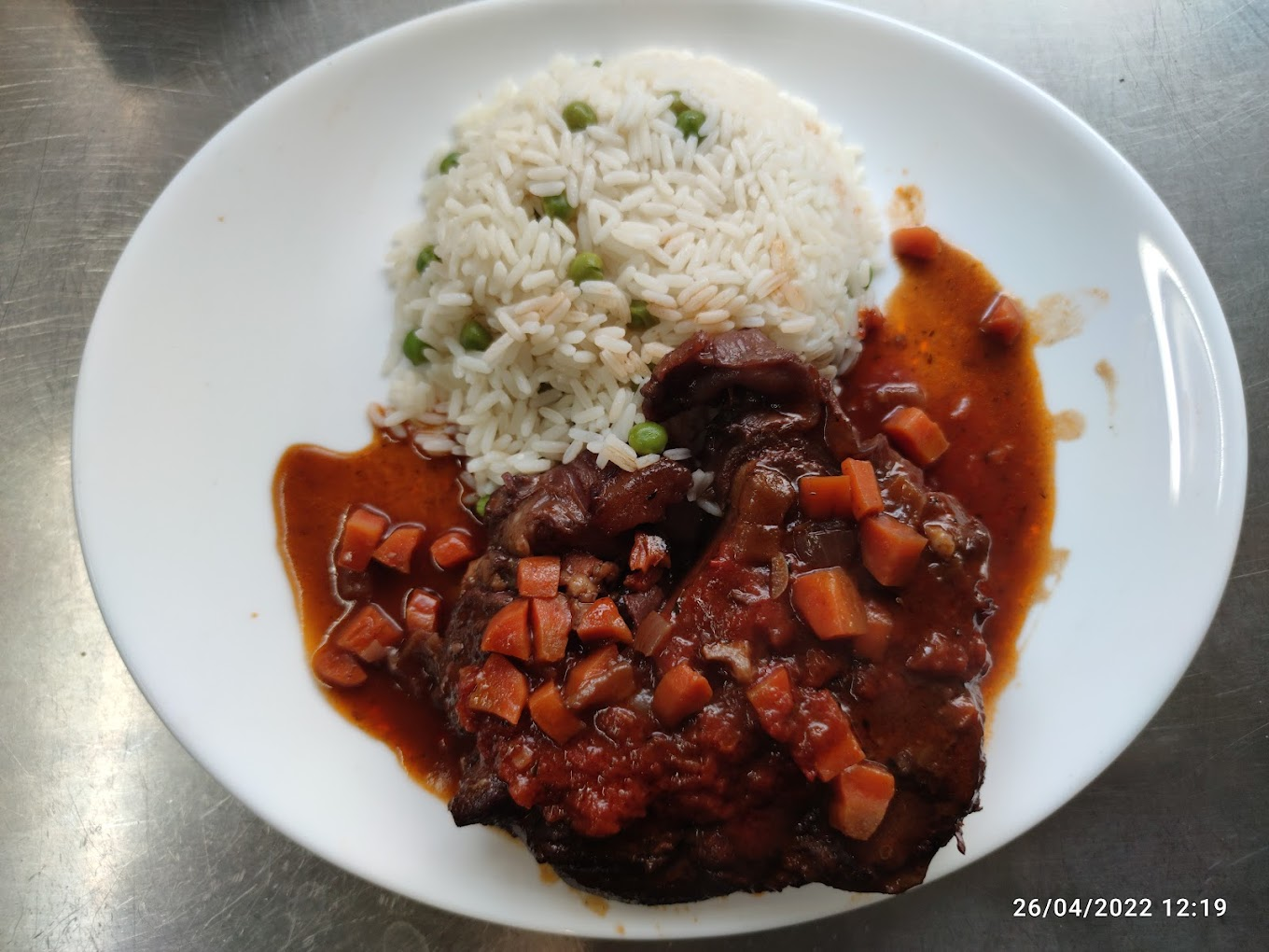 Viande braisée, riz aux petits pois